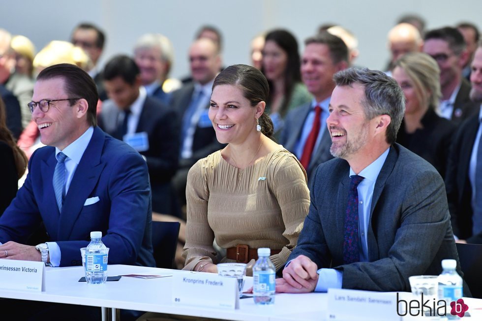 Victoria y Daniel de Suecia, muy sonrientes con Federico de Dinamarca en un foro de negocios en Copenhague