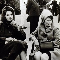 Sophia Loren con su madre en un set de rodaje