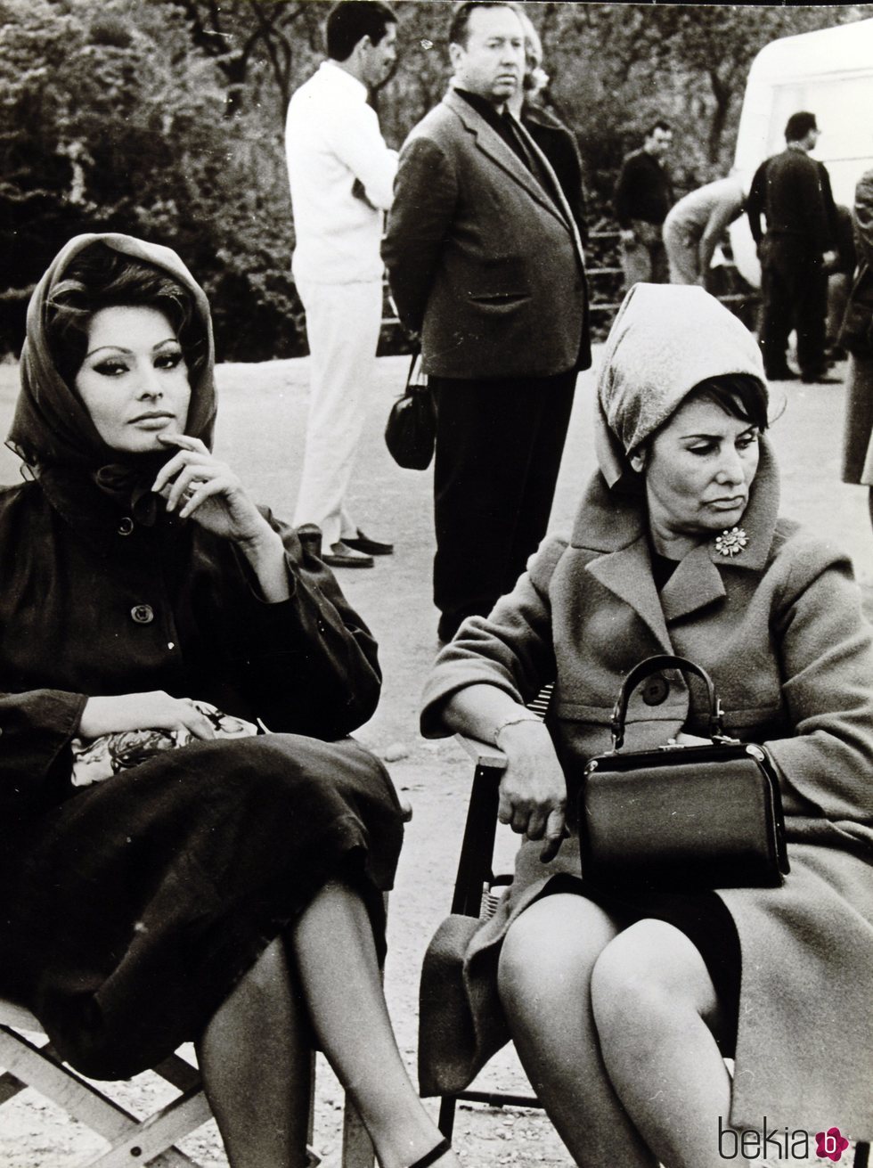 Sophia Loren con su madre en un set de rodaje