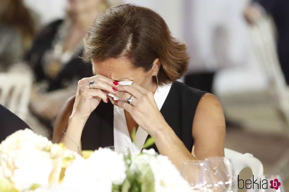 Lola Fernández Ochoa llorando en el homenaje a Blanca Fernández Ochoa en los Premios Sesderma