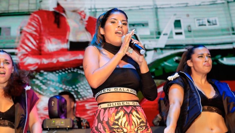 Chabelita Pantaja cantando su single 'Ahora estoy mejor' en su presentación