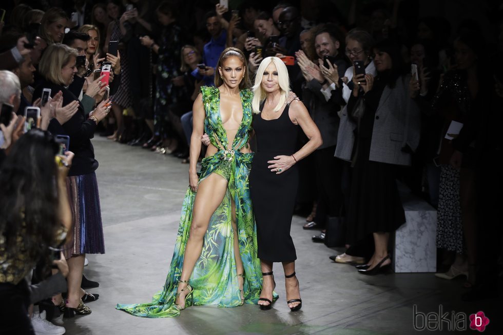 Jennifer Lopez con su vestido jungle dress y Donatella Versace