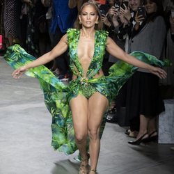 Jennifer Lopez desfilando para Versace con una réplica del 'jungle dress'