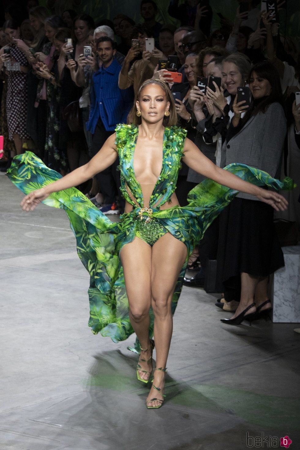 Jennifer Lopez desfilando para Versace con una réplica del 'jungle dress'