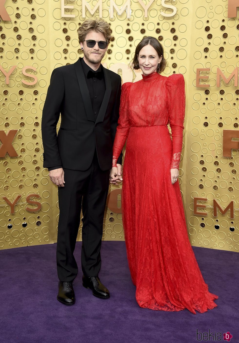 Vera Farmiga y Renn Hawkey en los Emmy 2019