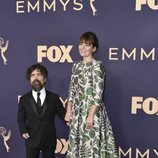 Peter Dinklage y Erica Schmidt en los Emmy 2019