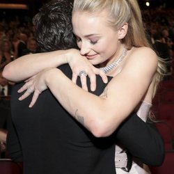 Kit Harington y Sophie Turner se abrazan en los Emmy 2019 en su reencuentro tras el final de 'Juego de Tronos'