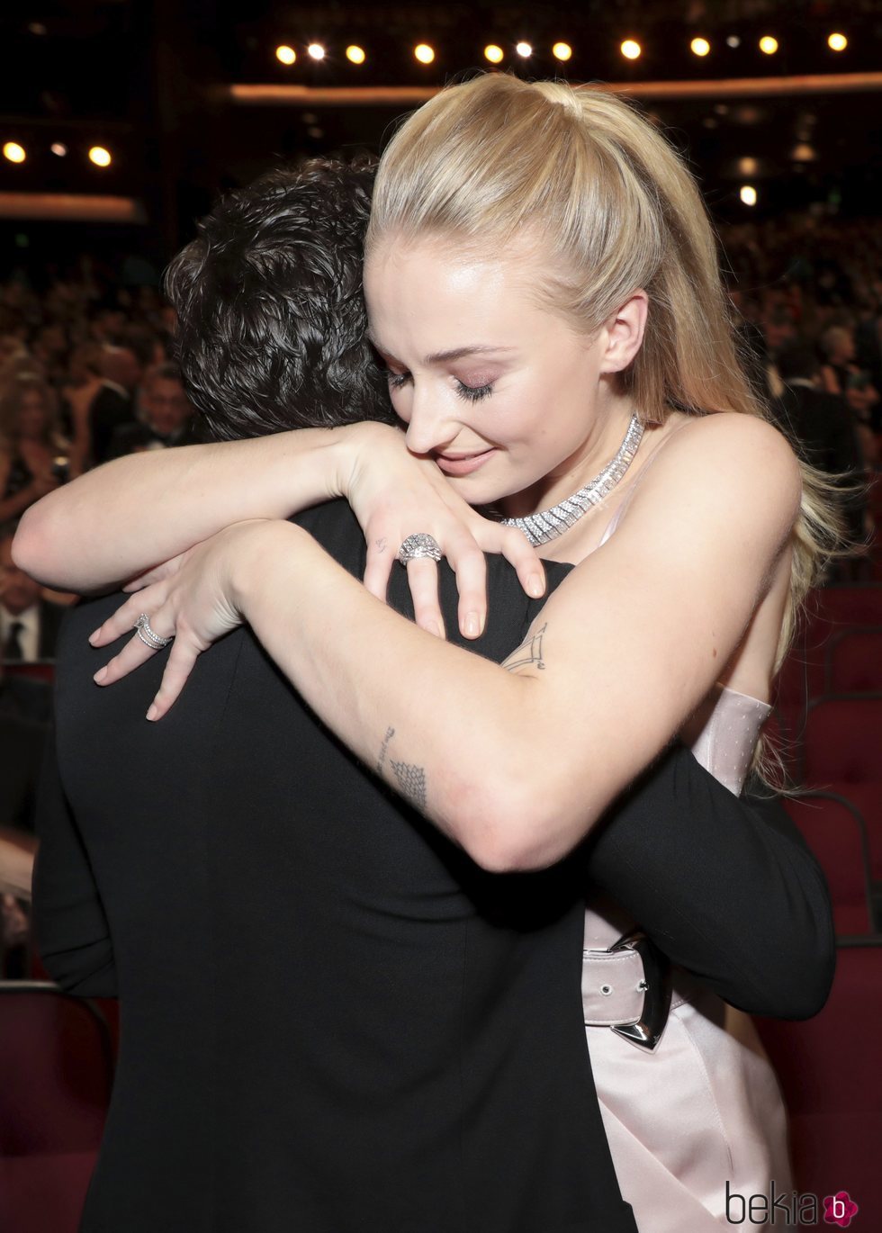 Kit Harington y Sophie Turner se abrazan en los Emmy 2019 en su reencuentro tras el final de 'Juego de Tronos'