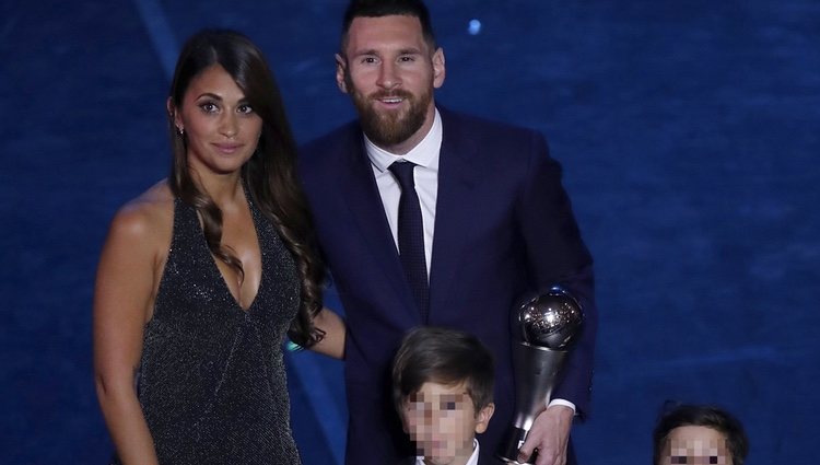 Leo Messi con Antonella Roccuzzo y sus hijos Mateo y Thiago en los Premios The Best 2019
