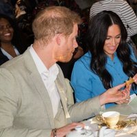 El Príncipe Harry y Meghan Markle comiendo dulces en un centro de acogida de Ciudad del Cabo