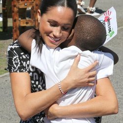 Meghan Markle abrazándose con un niño en una localidad de Ciudad del Cabo
