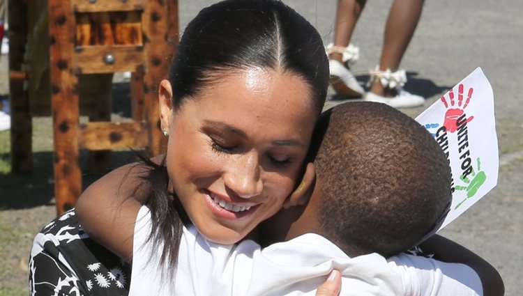 Meghan Markle abrazándose con un niño en una localidad de Ciudad del Cabo