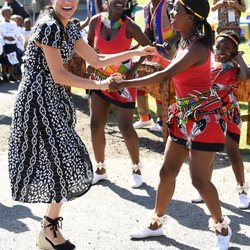 Meghan Markle bailando en su viaje oficial a Ciudad del Cabo