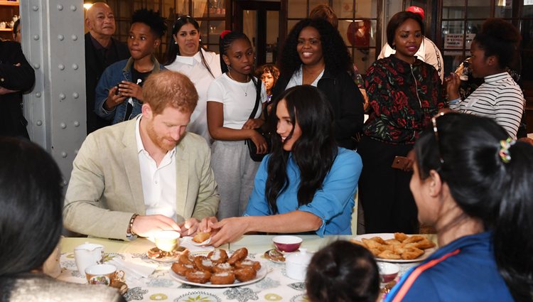 Meghan Markle y el Príncipe Harry, comiendo dulces en un centro de acogida en Ciudad del Cabo