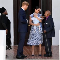 El Príncipe Harry y Meghan Markle presentan a su hijo Archie a Desmond Tutu en Sudáfrica