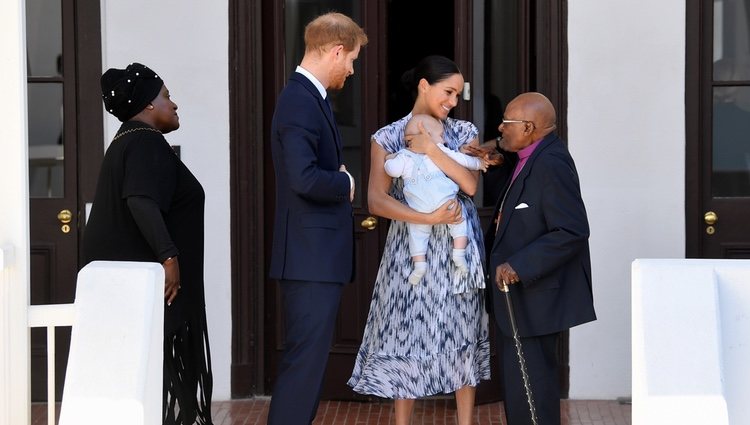 El Príncipe Harry y Meghan Markle presentan a su hijo Archie a Desmond Tutu en Sudáfrica