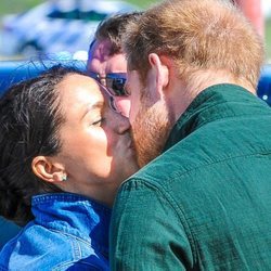 El Príncipe Harry y Meghan Markle se dan un beso en Sudáfrica