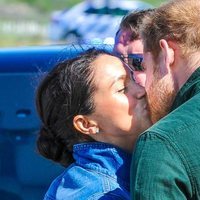 El Príncipe Harry y Meghan Markle se dan un beso en Sudáfrica