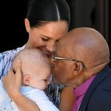 Desmond Tutu besa a Archie Harrison en presencia de Meghan Markle en Sudáfrica