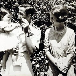 Constantino y Ana María de Grecia con su hija Alexia de Grecia cuando era pequeña