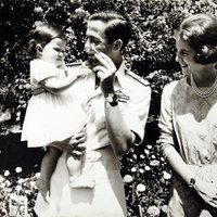 Constantino y Ana María de Grecia con su hija Alexia de Grecia cuando era pequeña
