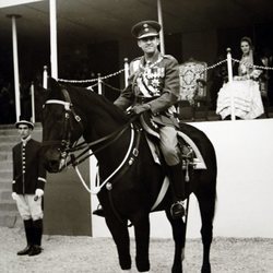 Constantino de Grecia a caballo