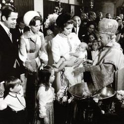 Nicolás de Grecia en su bautizo en brazos de Irene de Grecia y en presencia de Constantino de Ana María de Grecia y sus hijos Alexia y Pablo de Grecia