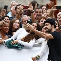 Mario Casas saludando a sus fans en el Festival de Cine de San Sebastián 2019