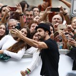 Mario Casas saludando a sus fans en el Festival de Cine de San Sebastián 2019