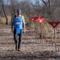 El Príncipe Harry caminando por un campo en el que hubo minas antipersona en Angola