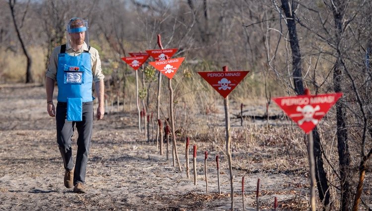El Príncipe Harry caminando por un campo en el que hubo minas antipersona en Angola