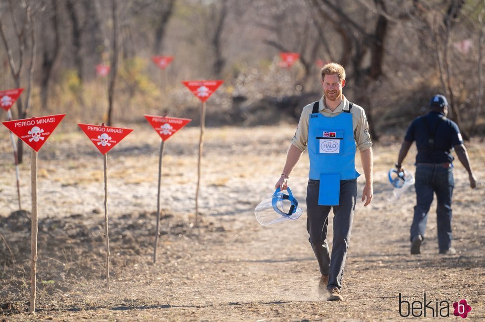 El Príncipe Harry en una zona de minas antipersona en Angola