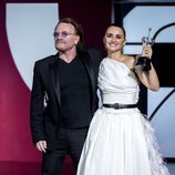 Penélope Cruz con Bono, de U2, recogiendo el Premio Donostia en el Festival de Cine de San Sebastián 2019
