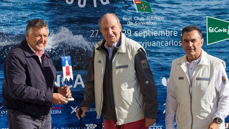 El Rey Juan Carlos es fotografiado durante su reaparición en Sanxenxo tras su intervención de corazón
