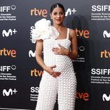 Mariam Hernández posando embarazada en la clausura del Festival de San Sebastián 2019