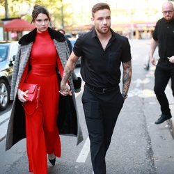 Liam Payne con su novia Maya Henry llegando al desfile de Rita Ora en Paris Fashion Week