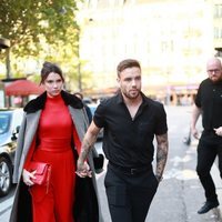 Liam Payne con su novia Maya Henry llegando al desfile de Rita Ora en Paris Fashion Week