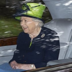 La Reina Isabel de camino a la iglesia en Balmoral