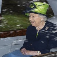 La Reina Isabel de camino a la iglesia en Balmoral