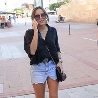 Gloria Camila hablando por teléfono de camino a una corrida de toros de Madrid