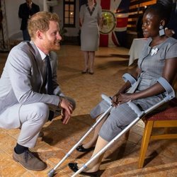 El Príncipe Harry con Sandra Tigica, superviviente de las minas antipersona que conoció a Lady Di
