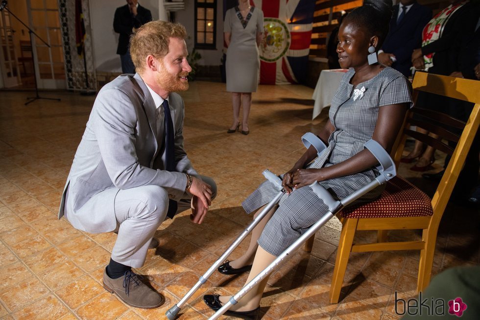 El Príncipe Harry con Sandra Tigica, superviviente de las minas antipersona que conoció a Lady Di