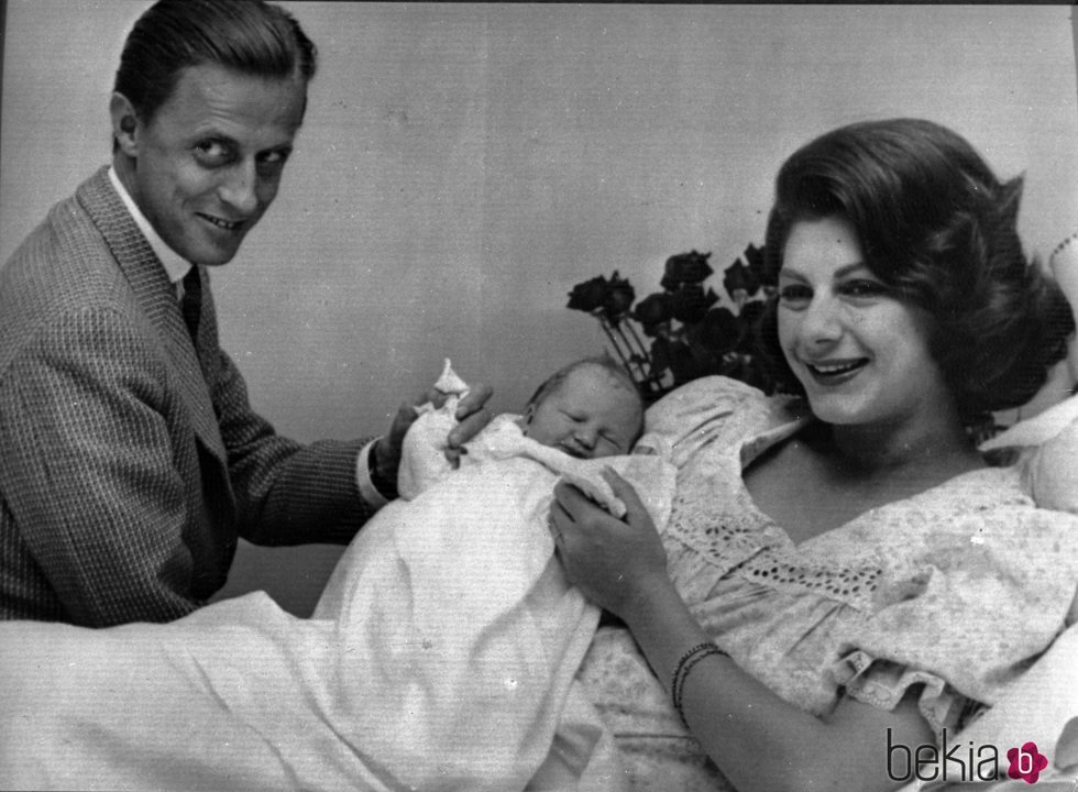 El Barón Thyssen y Fiona Campbell posan con su hija Francesca recién nacida