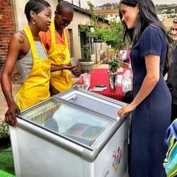 Meghan Markle con unos heladeros en Johannesburgo