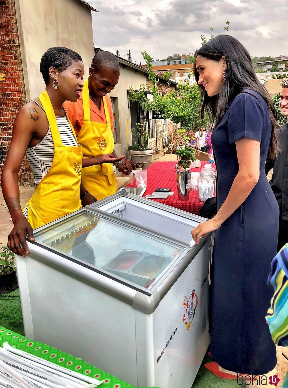 Meghan Markle con unos heladeros en Johannesburgo