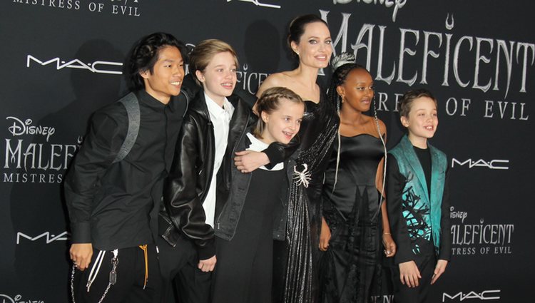 Angelina Jolie junto a sus hijos en la premiere de la película 'Maléfica 2'