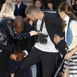 Un hombre agarrándose a la pierna de Justin Timberlake a su llegada al desfile de Louis Vuitton en París