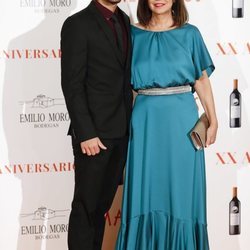 Isabel Gemio con su hijo Diego en la Gala del XX aniversario de 'Malleolus Bodegas'