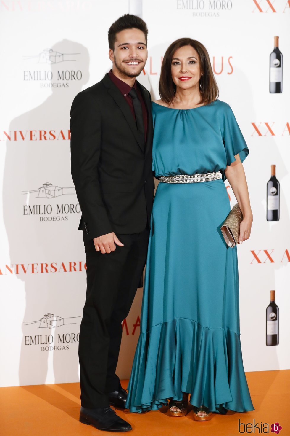 Isabel Gemio con su hijo Diego en la Gala del XX aniversario de 'Malleolus Bodegas'