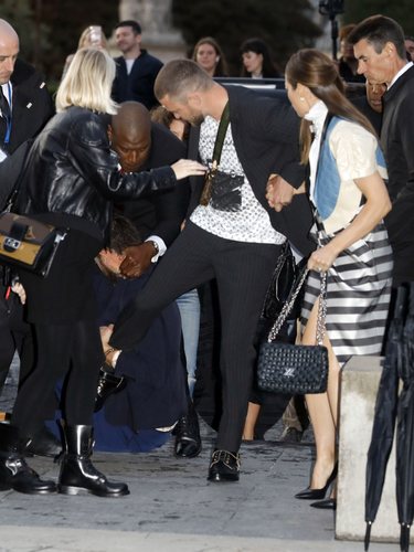 Justin Timberlake y Jessica Biel reciben un placaje en la Paris Fashion Week